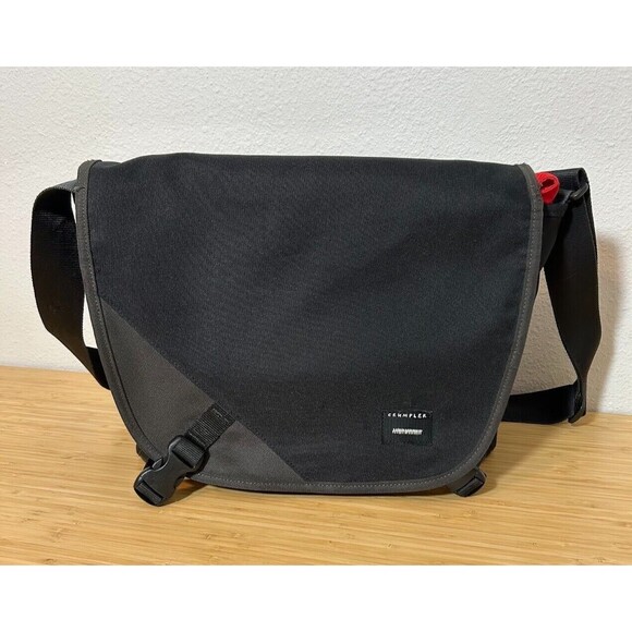 Crumpler The Skivvy-M Laptop Crossbody Messenger Bag Black Travel Padded
